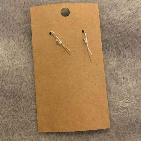 Dainty elephant earrings - Picture 3 of 3